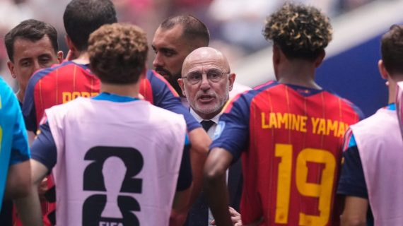 Luis de la Fuente habla con sus jugadores durante un parón de hidratación en el partido ante Austria del Mundial 2026.