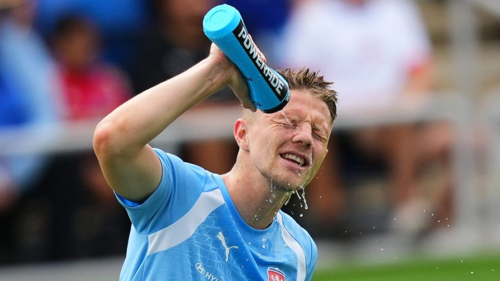 Lukas Cerv, de la República Checa, se refresca con agua en un entrenamiento de su selección durante el Mundial 2026.