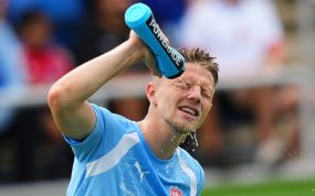 Lukas Cerv, de la República Checa, se refresca con agua en un entrenamiento de su selección durante el Mundial 2026.