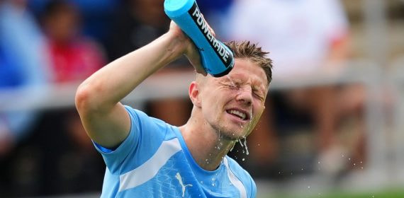 Lukas Cerv, de la República Checa, se refresca con agua en un entrenamiento de su selección durante el Mundial 2026.