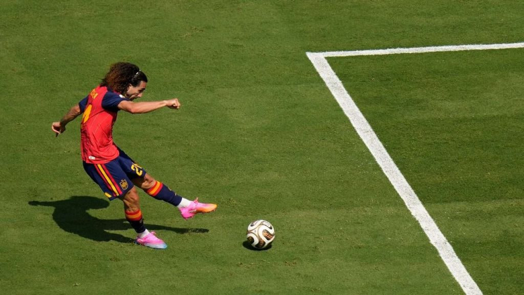 Marc Cucurella remata un balón durante la final del Mundial 2026 entre España y Argentina.