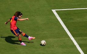 Marc Cucurella remata un balón durante la final del Mundial 2026 entre España y Argentina.