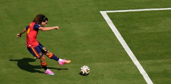 Marc Cucurella remata un balón durante la final del Mundial 2026 entre España y Argentina.