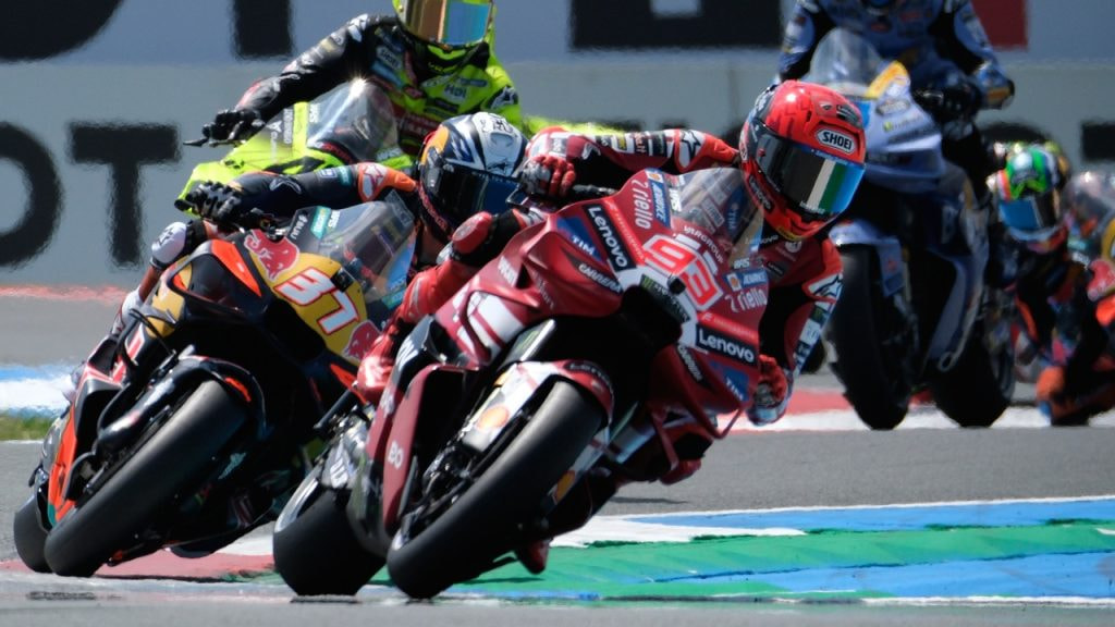 Marc Márquez (Ducati) por delante de Pedro Acosta (KTM) durante el GP de Países Bajos de 2026.