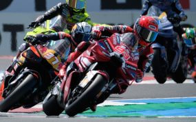 Marc Márquez (Ducati) por delante de Pedro Acosta (KTM) durante el GP de Países Bajos de 2026.