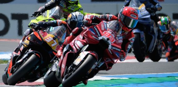 Marc Márquez (Ducati) por delante de Pedro Acosta (KTM) durante el GP de Países Bajos de 2026.