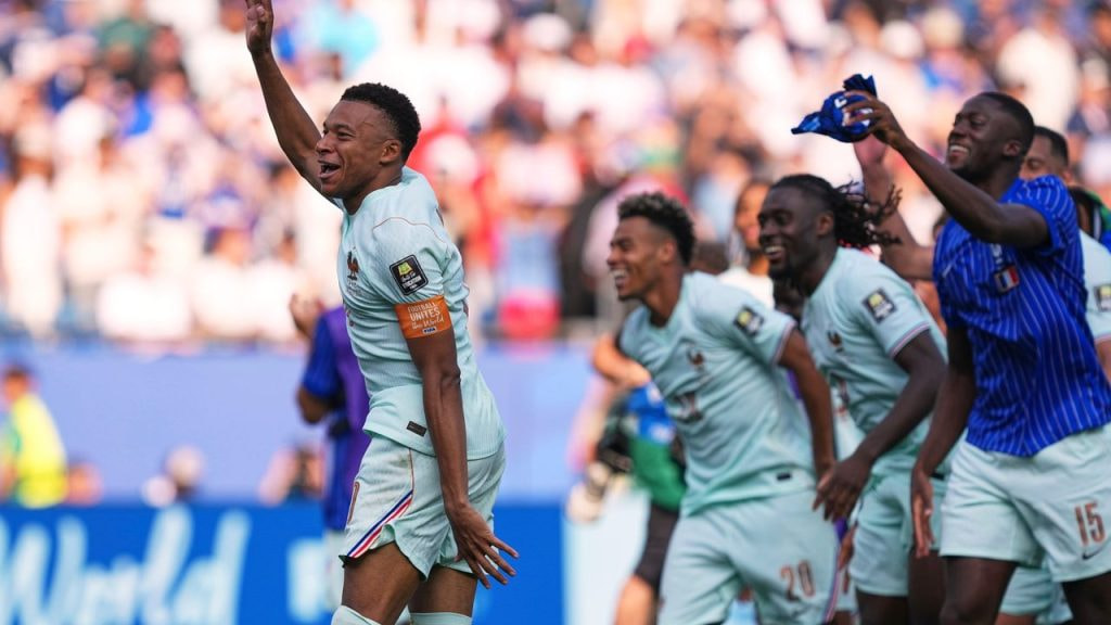 Kylian Mbappé lidera la celebración de sus compañeros tras el triunfo de Francia ante Marruecos en el Mundial 2026.