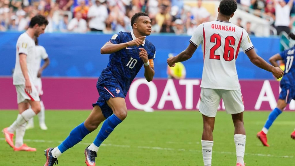 Kylian Mbappé celebra uno de los dos goles marcados a Inglaterra en el partido del tercer y cuarto puesto del Mundial 2026.