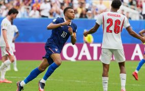 Kylian Mbappé celebra uno de los dos goles marcados a Inglaterra en el partido del tercer y cuarto puesto del Mundial 2026.