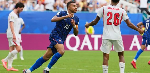 Kylian Mbappé celebra uno de los dos goles marcados a Inglaterra en el partido del tercer y cuarto puesto del Mundial 2026.
