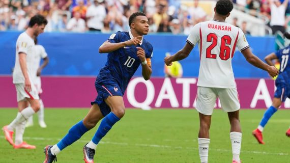 Kylian Mbappé celebra uno de los dos goles marcados a Inglaterra en el partido del tercer y cuarto puesto del Mundial 2026.