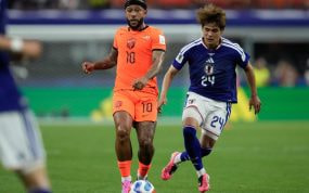 Memphis Depay juega el balón ante la marca de Kaishu Sano en un partido del Mundial 2026.