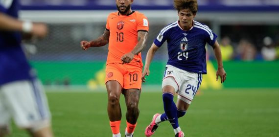 Memphis Depay juega el balón ante la marca de Kaishu Sano en un partido del Mundial 2026.