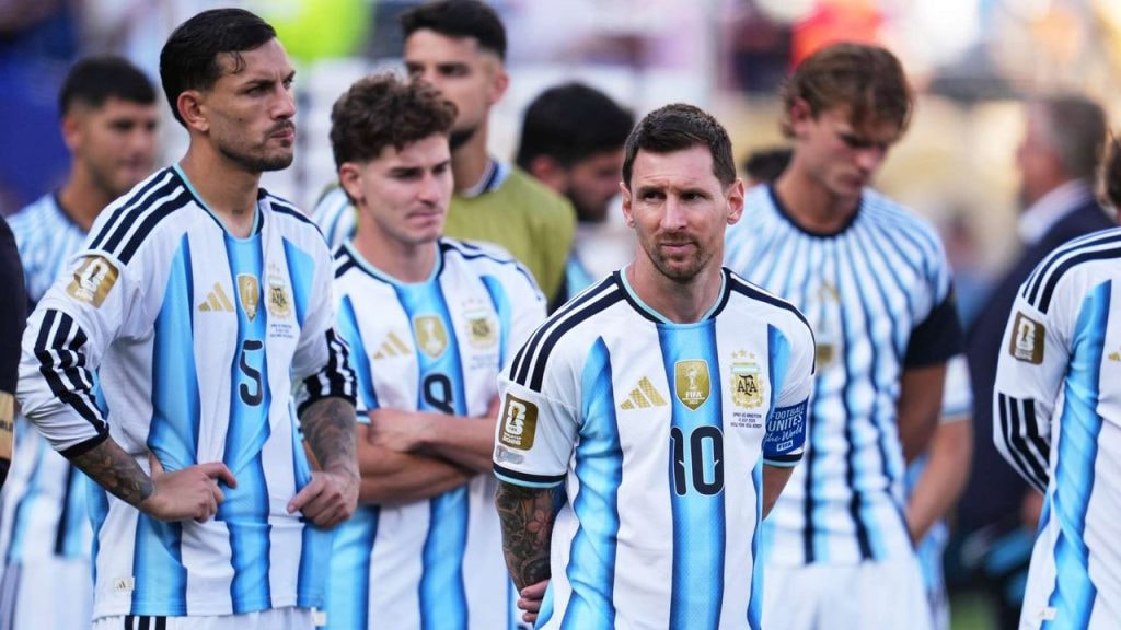 Lionel Messi, de pie junto a sus compañeros de la selección argentina, tras perder la final del Mundial 2026 ante España.