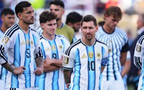 Lionel Messi, de pie junto a sus compañeros de la selección argentina, tras perder la final del Mundial 2026 ante España.