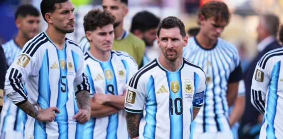 Lionel Messi, de pie junto a sus compañeros de la selección argentina, tras perder la final del Mundial 2026 ante España.