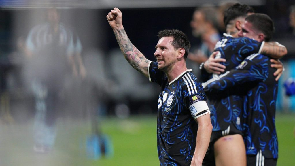 Lionel Messi levanta el puño celebrando la clasificación de Argentina a la final del Mundial 2026.
