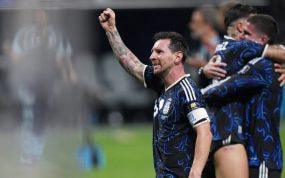 Lionel Messi levanta el puño celebrando la clasificación de Argentina a la final del Mundial 2026.