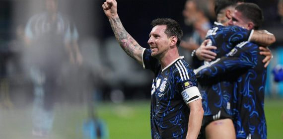 Lionel Messi levanta el puño celebrando la clasificación de Argentina a la final del Mundial 2026.