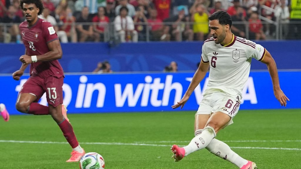 Mikel Merino, en el instante de rematar el gol que supuso la victoria de España ante Portugal en el Mundial 2026.
