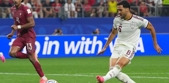 Mikel Merino, en el instante de rematar el gol que supuso la victoria de España ante Portugal en el Mundial 2026.
