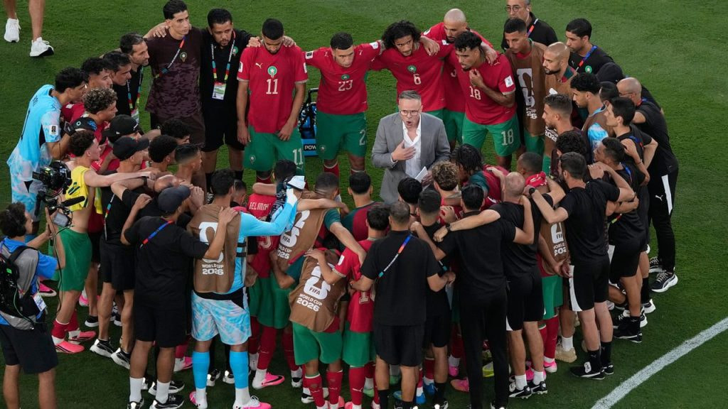El seleccionador Mohamed Ouahbi da una charla a los jugadores de Marruecos.