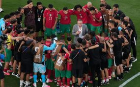 El seleccionador Mohamed Ouahbi da una charla a los jugadores de Marruecos.