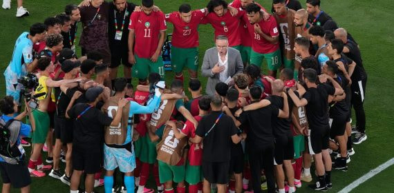 El seleccionador Mohamed Ouahbi da una charla a los jugadores de Marruecos.