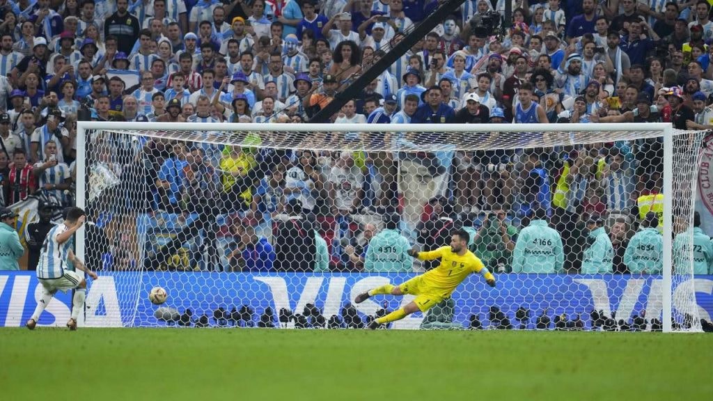 Gonzalo Montiel transforma ante Hugo Lloris el penalti que le dio la Copa del Mundo 2022 a Argentina en la final frente a Francia.