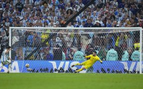 Gonzalo Montiel transforma ante Hugo Lloris el penalti que le dio la Copa del Mundo 2022 a Argentina en la final frente a Francia.