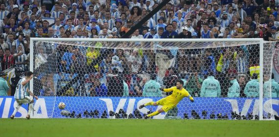 Gonzalo Montiel transforma ante Hugo Lloris el penalti que le dio la Copa del Mundo 2022 a Argentina en la final frente a Francia.