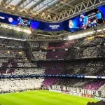 El estadio Santiago Bernabéu lleno, con un mosaico blanco y morado desplegado en la grada