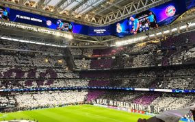 El estadio Santiago Bernabéu lleno, con un mosaico blanco y morado desplegado en la grada