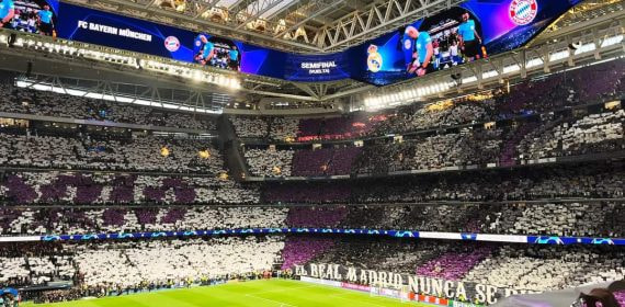 El estadio Santiago Bernabéu lleno, con un mosaico blanco y morado desplegado en la grada