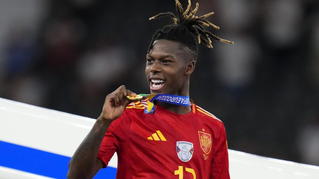 Nico Williams muestra su medalla de campeón de la Eurocopa 2024 con la selección española.