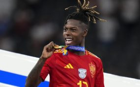 Nico Williams muestra su medalla de campeón de la Eurocopa 2024 con la selección española.
