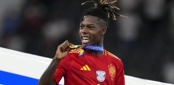 Nico Williams muestra su medalla de campeón de la Eurocopa 2024 con la selección española.