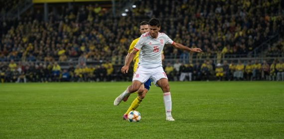 Rodri Hernández con la selección de España en un partido de clasificación para la Eurocopa