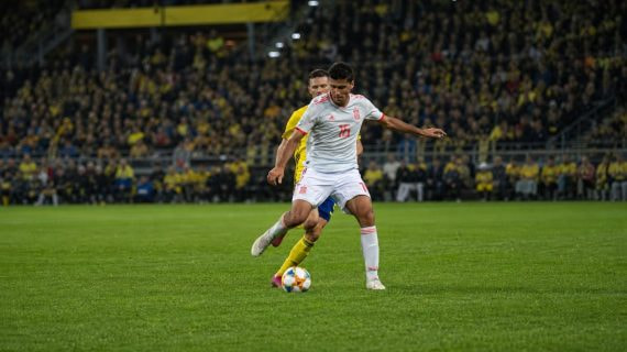 Rodri Hernández con la selección de España en un partido de clasificación para la Eurocopa