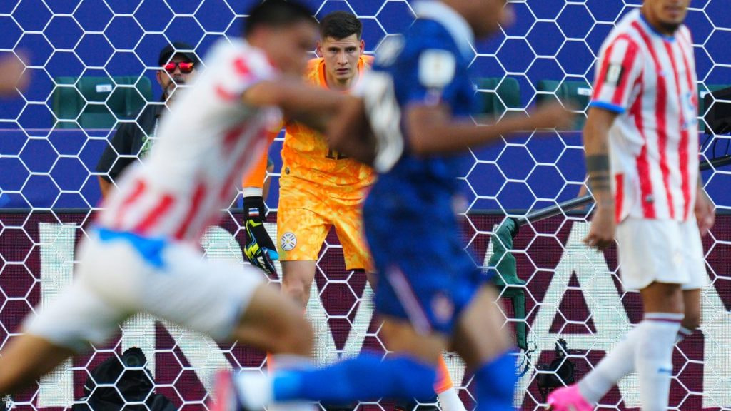 El portero de Paraguay, Orlando Gill, observa el juego desde su portería en el partido ante Francia del Mundial 2026.