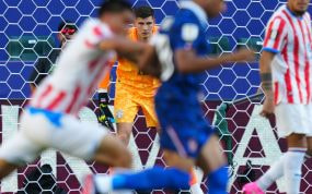 El portero de Paraguay, Orlando Gill, observa el juego desde su portería en el partido ante Francia del Mundial 2026.