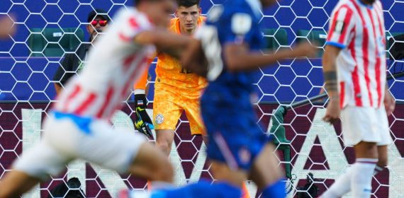 El portero de Paraguay, Orlando Gill, observa el juego desde su portería en el partido ante Francia del Mundial 2026.