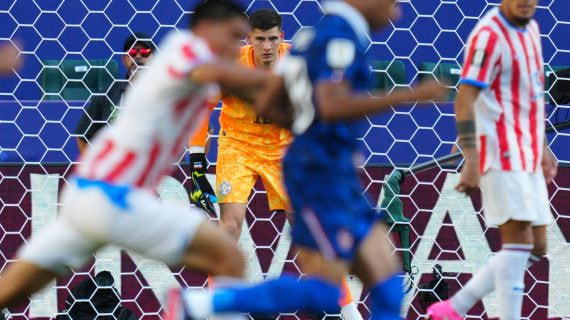 El portero de Paraguay, Orlando Gill, observa el juego desde su portería en el partido ante Francia del Mundial 2026.