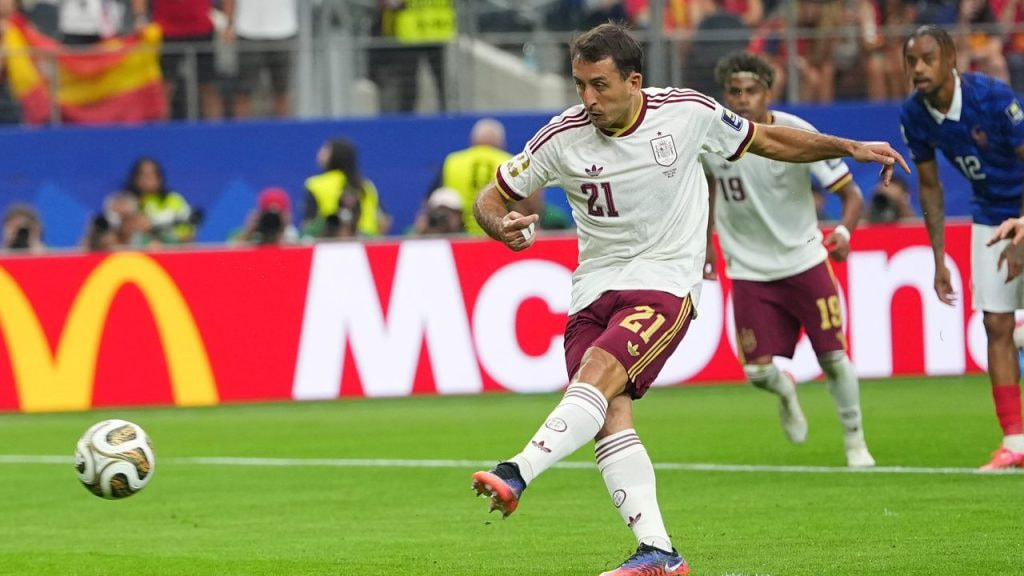 Mikel Oyarzabal lanza el penalti con el que España se adelantó 1-0 en su victoria ante Francia en el Mundial 2026.