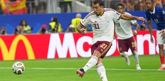 Mikel Oyarzabal lanza el penalti con el que España se adelantó 1-0 en su victoria ante Francia en el Mundial 2026.