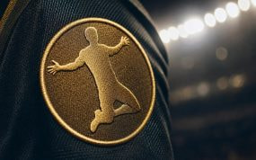 Parche dorado bordado con la silueta de un futbolista en la manga de una camiseta del Mundial 2026