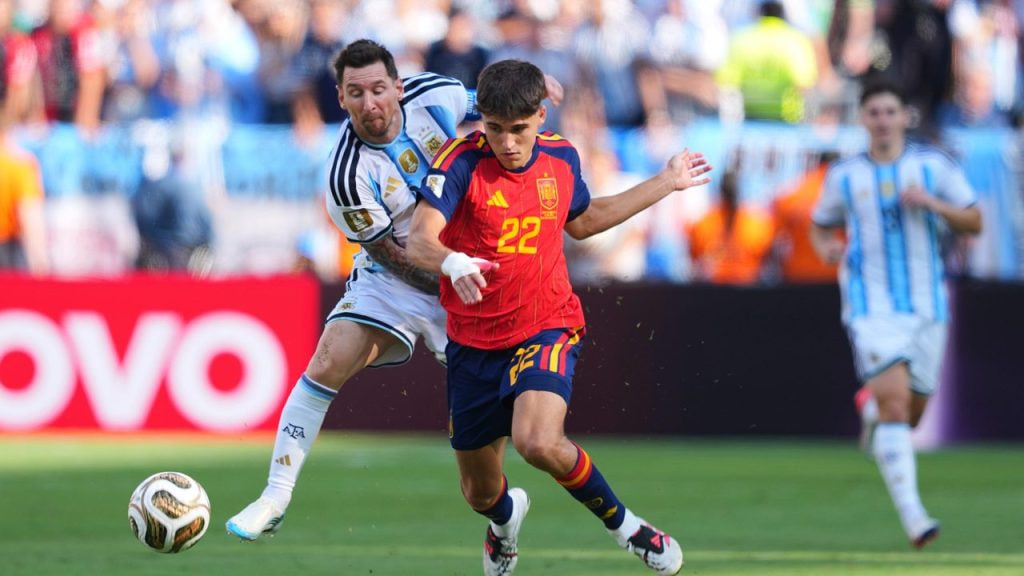 Pau Cubarsí disputa un balón ante Lionel Messi durante la final del Mundial 2026 entre España y Argentina.