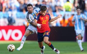 Pau Cubarsí disputa un balón ante Lionel Messi durante la final del Mundial 2026 entre España y Argentina.