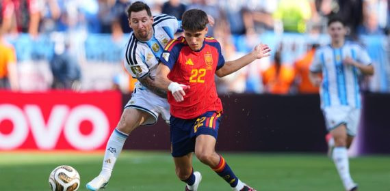 Pau Cubarsí disputa un balón ante Lionel Messi durante la final del Mundial 2026 entre España y Argentina.