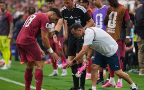 Pedro Neto, de Portugal, se cambia sus botas rosas por otras durante el transcurso del partido ante España del Mundial 2026.